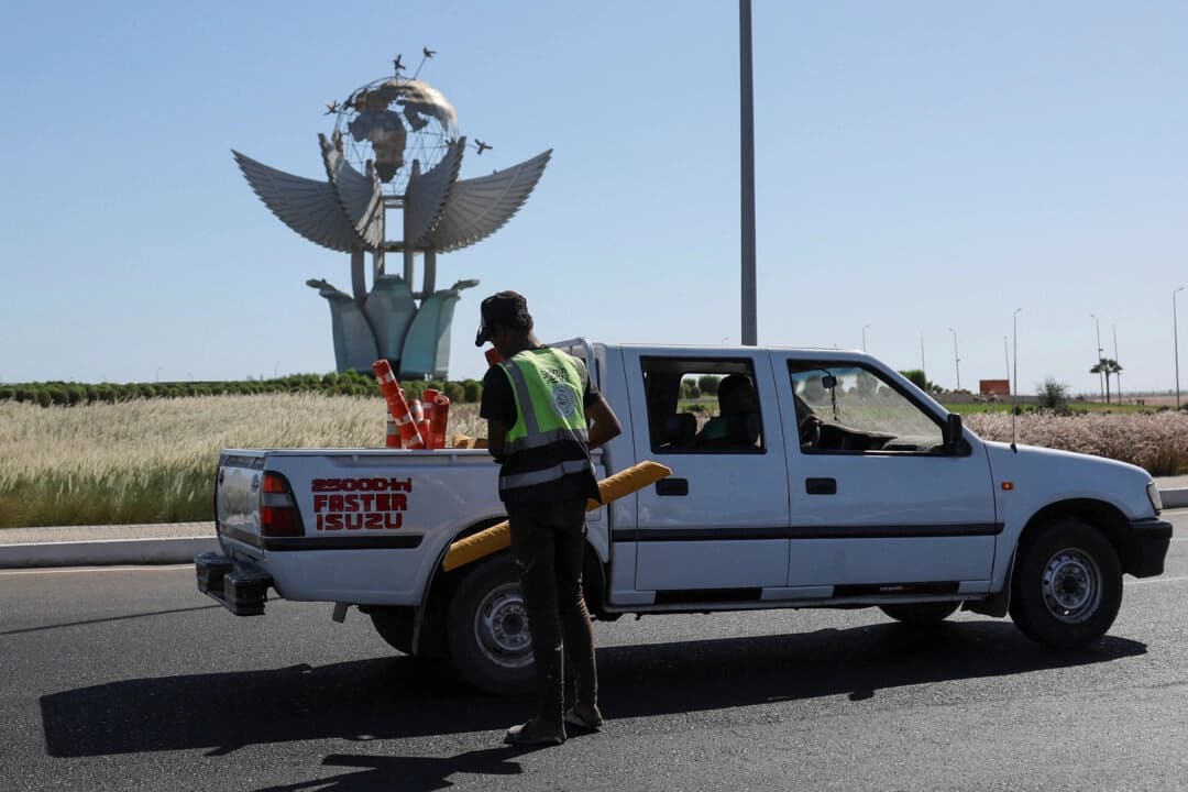 Un empleado municipal se detiene cerca de la Plaza de la Paz, durante los preparativos para una cumbre internacional sobre Gaza, en medio de un alto al fuego entre Israel y Hamás, en el complejo turístico de Sharm el-Sheikh, en el mar Rojo, Egipto, el 11 de octubre de 2025. (Amr Abdallah Dalsh/Reuters)