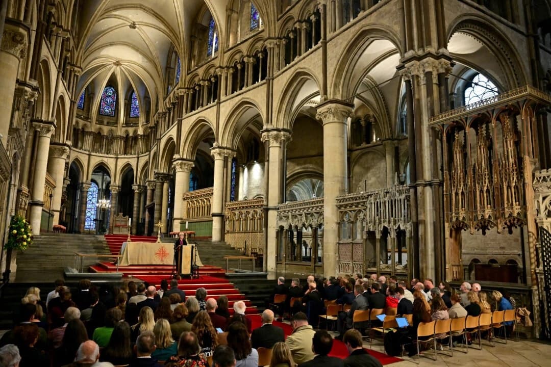 La nueva arzobispo de Canterbury designada por Gran Bretaña, Sarah Mullally, habla tras el anuncio de su nombramiento en la Catedral de Canterbury, en el sureste de Inglaterra, el 3 de octubre de 2025. (Ben Stansall/AFP vía Getty Images)
