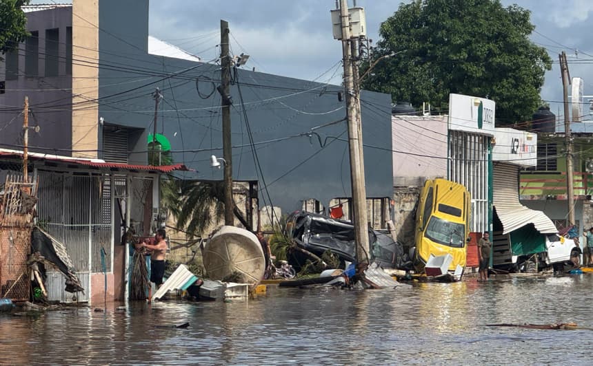 Fotografía que muestra una inundación y los daños causados por fuertes lluvias este viernes, en Poza Rica, México. (EFE/ Miguel Victoria)