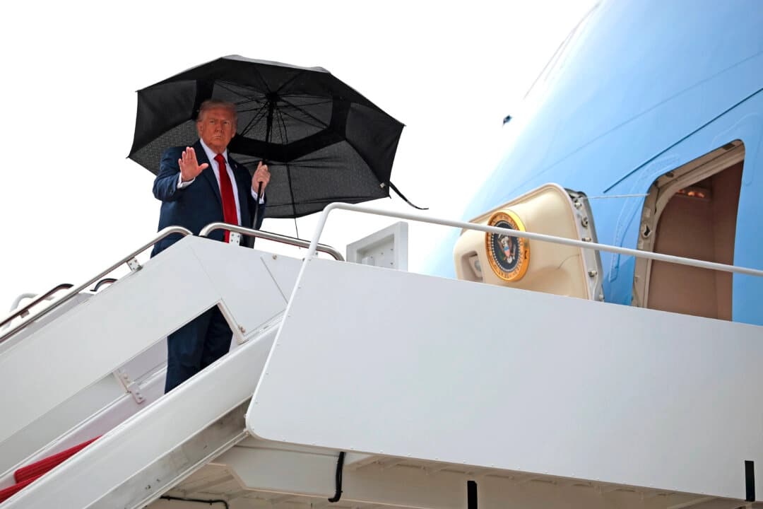 El presidente Donald Trump saluda al abordar el Air Force One para un viaje a Medio Oriente, en la Base Conjunta Andrews, Maryland, el 12 de octubre de 2025. (Chip Somodevilla/Getty Images)