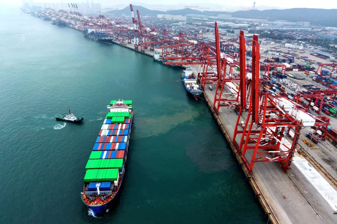 Un barco entrando a la terminal de contenedores del puerto de Qingdao, en la provincia oriental china de Shandong, el 11 de octubre de 2025. (-/AFP a través de Getty Images)