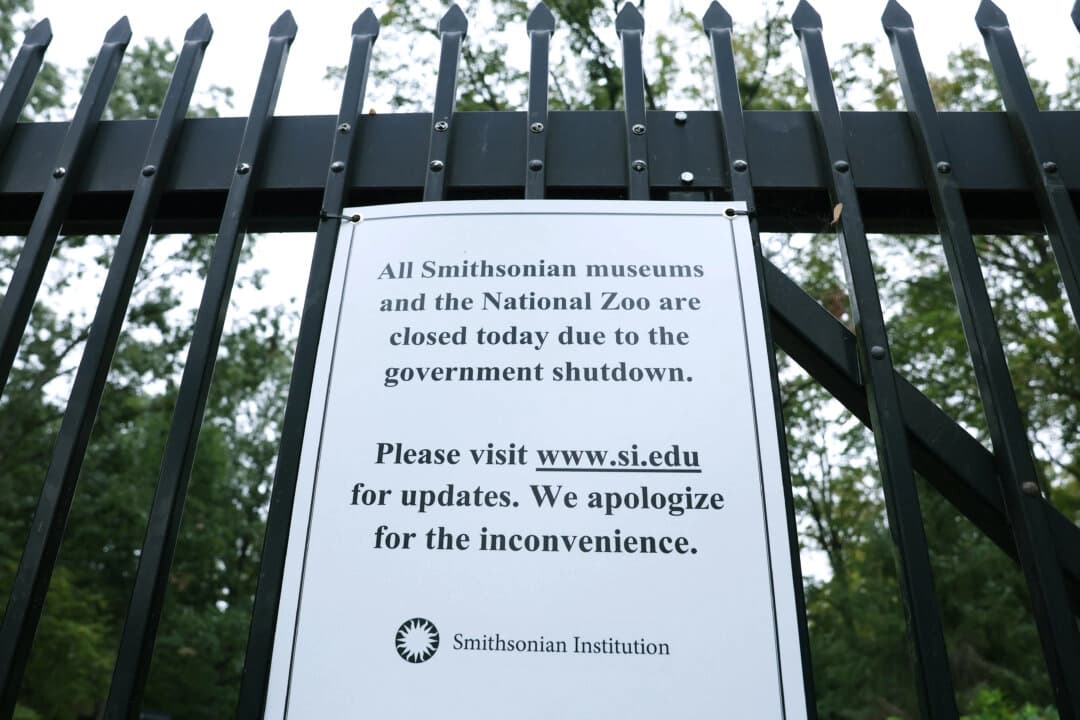 Un cartel con un aviso de cierre está fijado en la valla del Zoológico Nacional de Washington el 12 de octubre de 2025. (Anna Moneymaker/Getty Images)