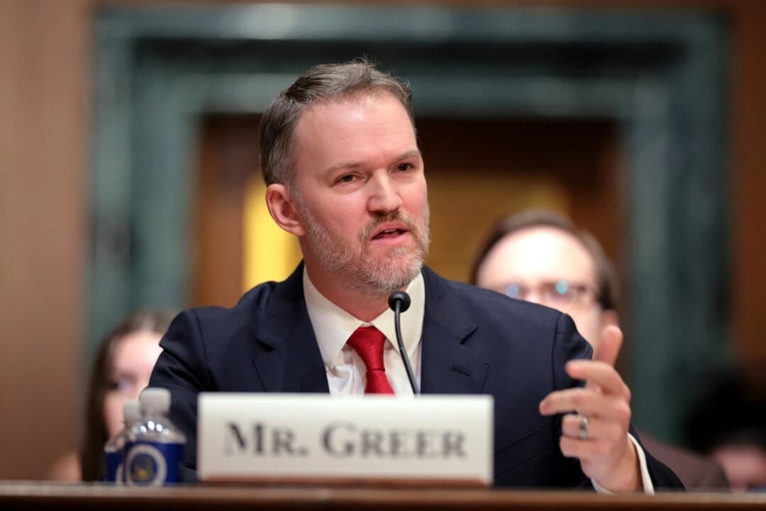 Jamieson Greer, entonces candidato del presidente Donald Trump para ocupar el cargo de representante comercial de Estados Unidos, testifica durante su audiencia de confirmación ante el Comité de Finanzas del Senado en la Oficina del Senado Dirksen en Washington, el 6 de febrero de 2025. (Kayla Bartkowski/Getty Images)