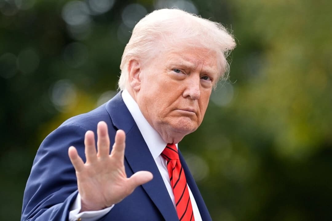 El presidente Donald Trump camina por el Jardín Sur tras llegar en el Marine One a la Casa Blanca en Washington el 10 de octubre de 2025. (AP/Alex Brandon)