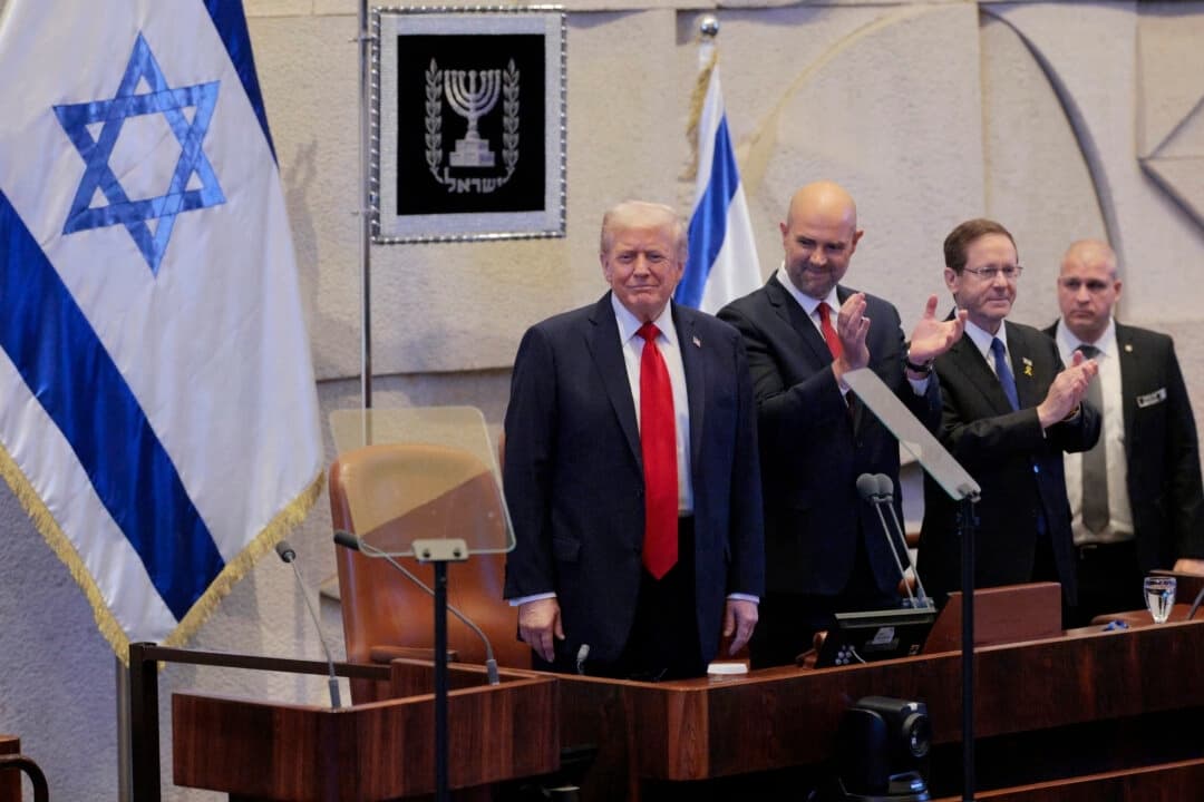 El presidente Donald Trump llega para dirigirse al Knesset, el parlamento de Israel, junto con Amir Ohana (tercero por la derecha), presidente del Knesset, y el presidente israelí Isaac Herzog (segundo por la derecha), en Jerusalén, el 13 de octubre de 2025. (Chip Somodevilla/Getty Images)