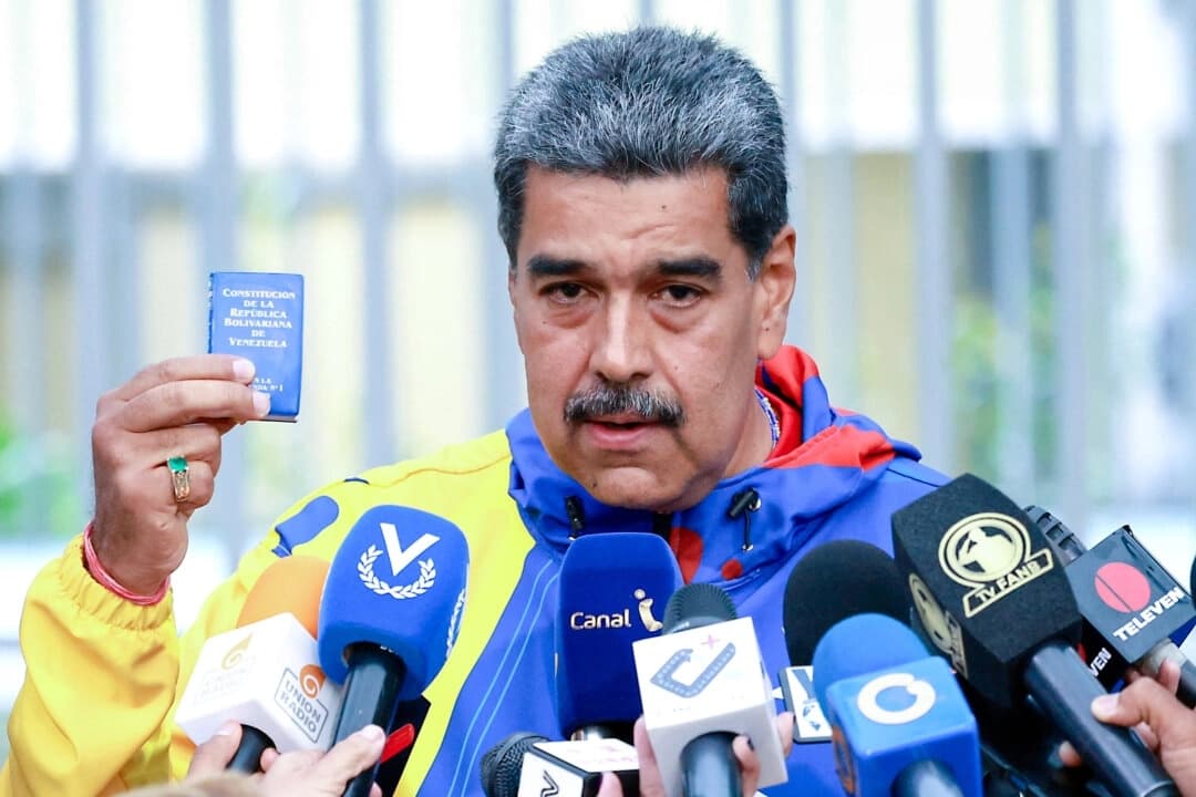 El líder venezolano Nicolás Maduro habla durante una conferencia de prensa tras emitir su voto en las elecciones presidenciales en la Escuela Ecológica Bolivariana Simón Rodríguez en Fuerte Tiuna, Caracas, Venezuela, el 28 de julio de 2024. (Jesús Vargas/Getty Images)