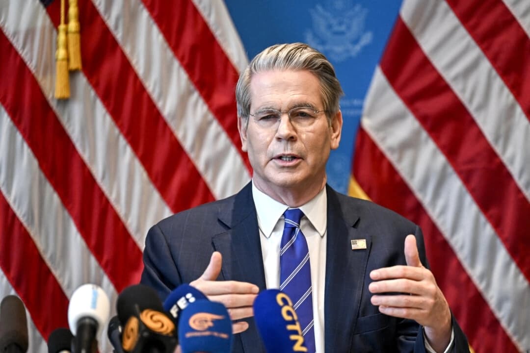 El secretario del Tesoro de EE. UU., Scott Bessent, habla durante una conferencia de prensa en Ginebra el 12 de mayo de 2025. (Fabrice Coffrini/AFP vía Getty Images)