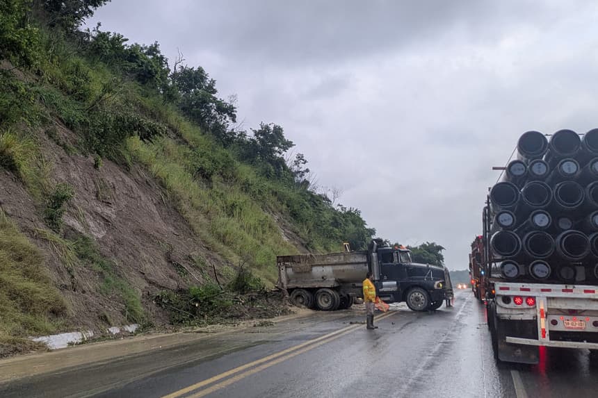 Personal de Protección Civil trabaja retirando escombros en una vía debido a las fuertes lluvias el viernes, en la comunidad de Alamo, en el estado de Veracruz, México. (EFE/ Miguel Victoria)