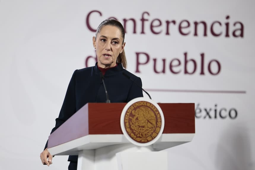 La presidenta de México, Claudia Sheinbaum, habla durante su rueda de prensa diaria este martes, en Palacio Nacional de la Ciudad de México (EFE/José Méndez)