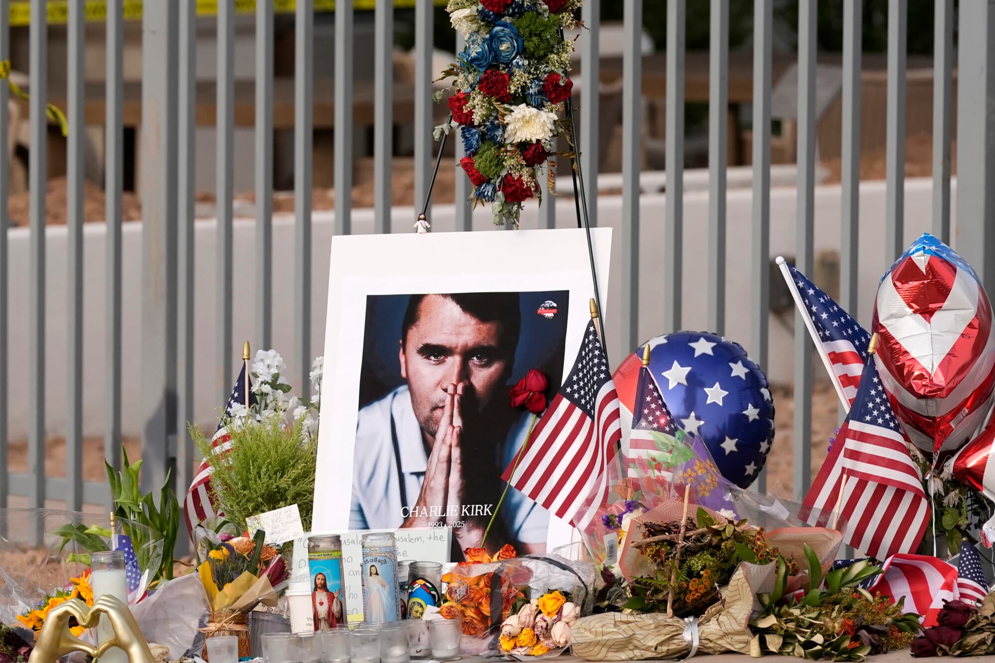 Un memorial improvisado crece en tamaño en la sede de Turning Point USA tras la muerte a tiros el miércoles pasado en una universidad de Utah de Charlie Kirk, fundador y director ejecutivo de la organización, de 31 años, el miércoles 17 de septiembre de 2025, en Phoenix. (AP Photo/Ross D. Franklin)
