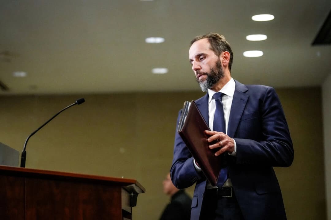 El exfiscal especial Jack Smith se prepara para hablar sobre la acusación contra el entonces expresidente Donald Trump en Washington el 1 de agosto de 2023. (Drew Angerer/Getty Images)