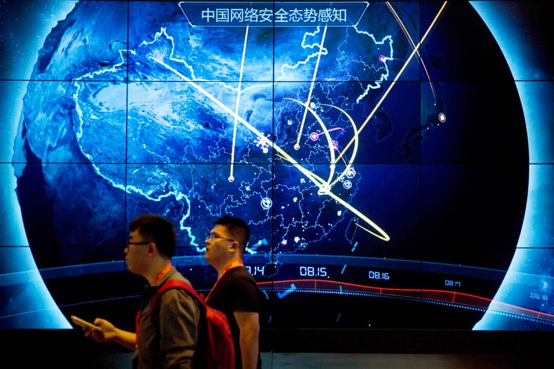 Los asistentes pasan ante una pantalla electrónica que muestra ciberataques recientes en China durante la Conferencia de Seguridad de Internet de China en Beijing el 12 de septiembre de 2017. (Mark Schiefelbein/Foto AP)