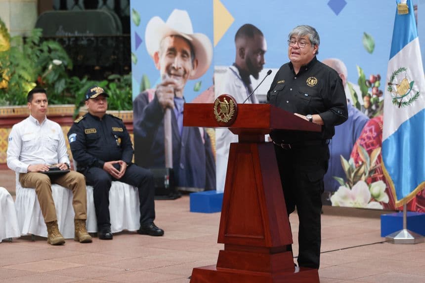 El ministro de Gobernación de Guatemala, Francisco Jiménez, habla en una rueda de prensa este 13 de octubre de 2025, en el Palacio Nacional de la Cultura en Ciudad de Guatemala, Guatemala. (EFE/Mariano Macz)
