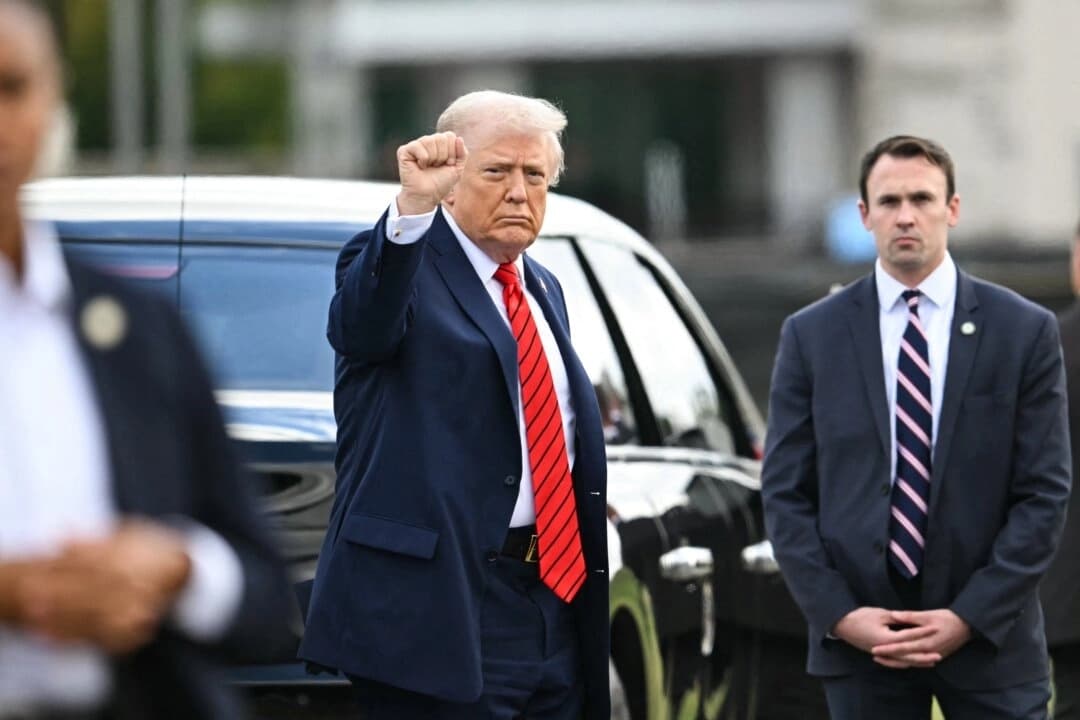 El presidente Donald Trump gesticula al salir de su caravana para dirigirse al Marine One tras abandonar el Centro Médico Militar Nacional Walter Reed tras someterse a un chequeo médico en Bethesda, Maryland, el 10 de octubre de 2025. (Andrew Caballero-Reynolds/AFP/Getty Images)