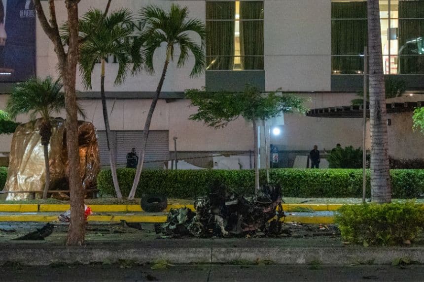 Fotografía que muestra vehículo que explotó en los exteriores de un centro comercial este martes, en Guayaquil, Ecuador. (EFE/ Mauricio Torres)