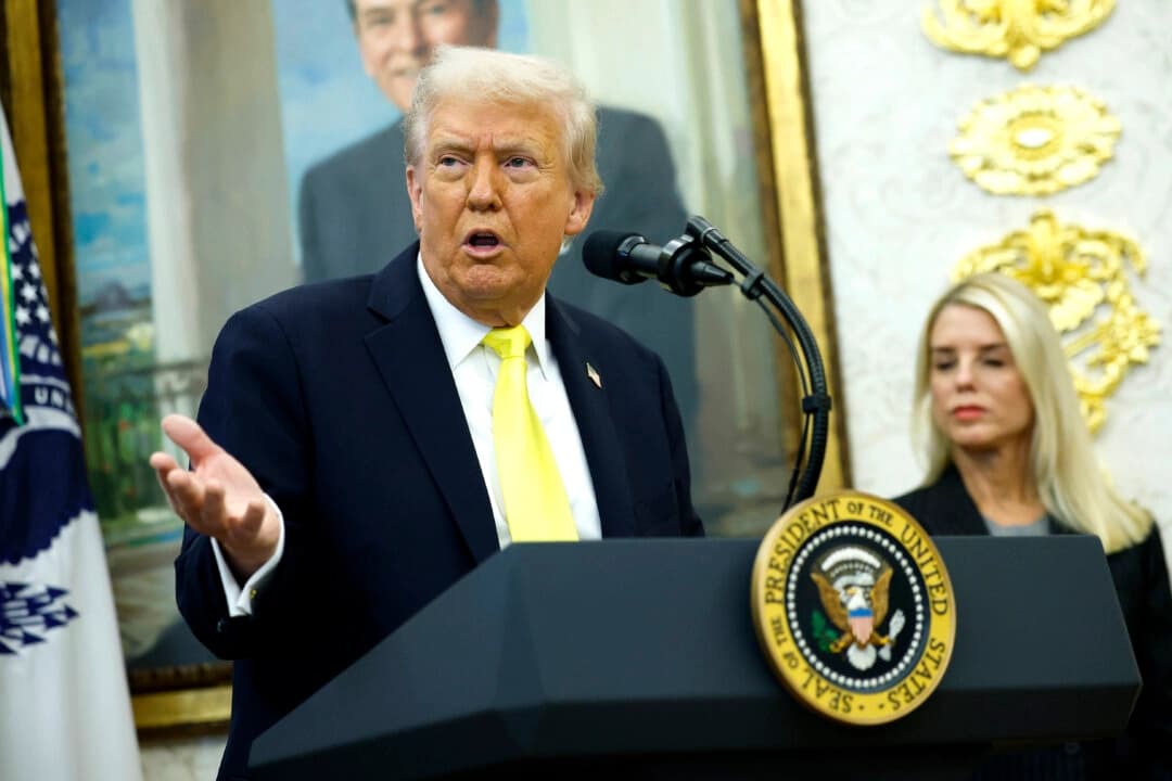 El presidente Donald Trump habla durante una conferencia de prensa en la Oficina Oval de la Casa Blanca el 15 de octubre de 2025. (Kevin Dietsch/Getty Images)