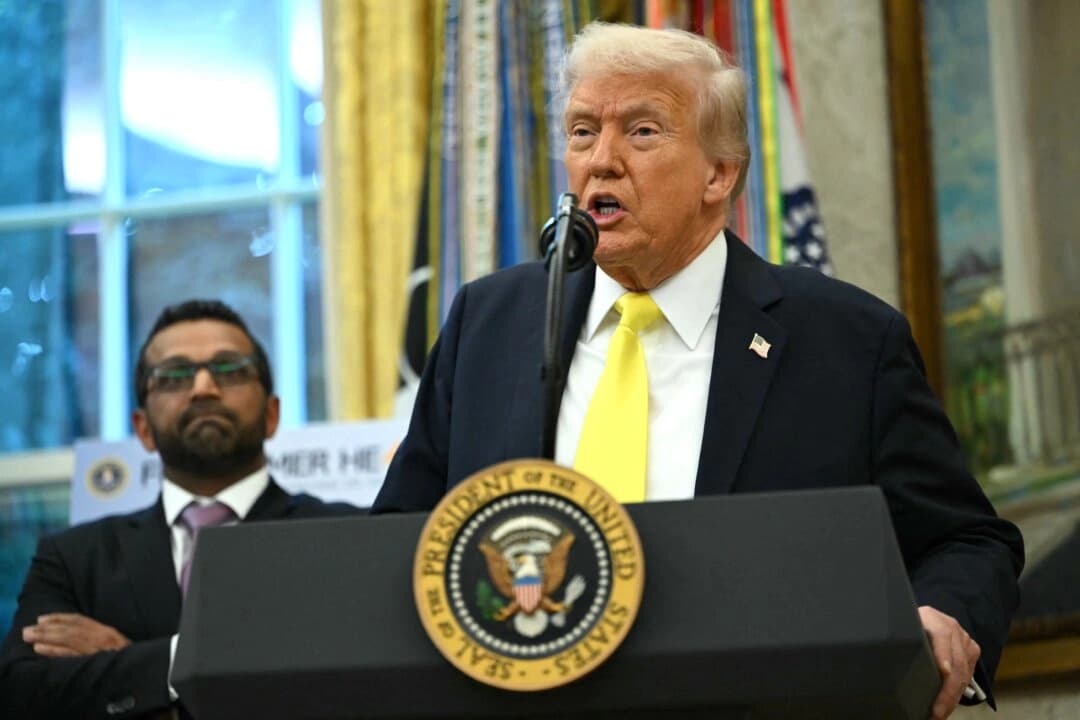 El presidente Donald Trump habla mientras el director del FBI, Kash Patel, escucha durante una conferencia de prensa en la Oficina Oval de la Casa Blanca, en Washington, el 15 de octubre de 2025. (Andrew Caballero-Reynolds/AFP)