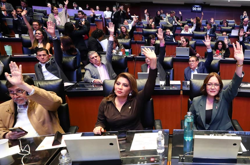 Fotografía cedida por la Cámara de Senadores, que muestra una sesión ordinaria este miércoles, en la Ciudad de México, México. (EFE/Cámara de Senadores)