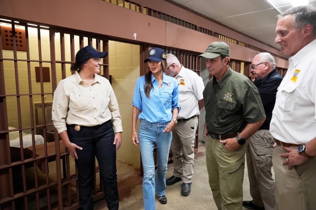 La secretaria de Seguridad Nacional, Kristi Noem (2.ª por la izquierda), visita el "Camp 57", un centro para alojar a inmigrantes detenidos en la Penitenciaría Estatal de Luisiana en Angola, Luisiana, junto con el gobernador de Luisiana, Jeff Landry (3.º por la izquierda), y la subdirectora de Inmigración y Aduanas, Madison Sheahan (izquierda), el 3 de septiembre de 2025. (Gerald Herbert/Pool/AFP vía Getty Images)