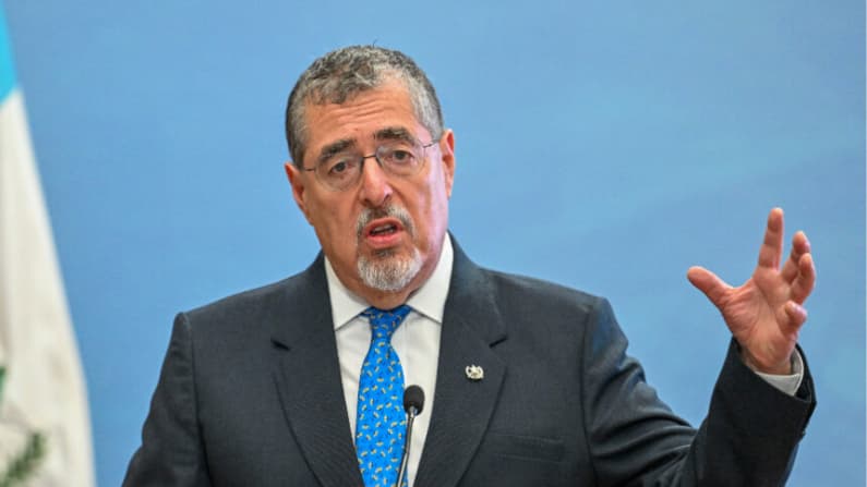 Presidente de Guatemala anuncia salida de funcionarios del gobierno tras fuga de 20 criminales
