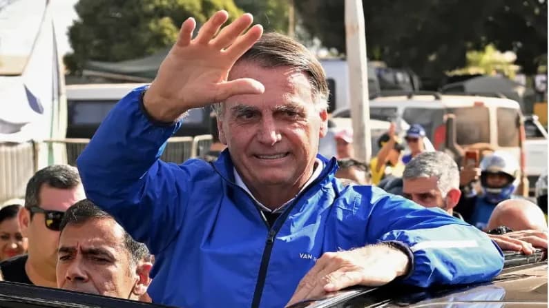 Jair Bolsonaro respalda candidatura presidencial de su hijo y se somete a una operación de hernia