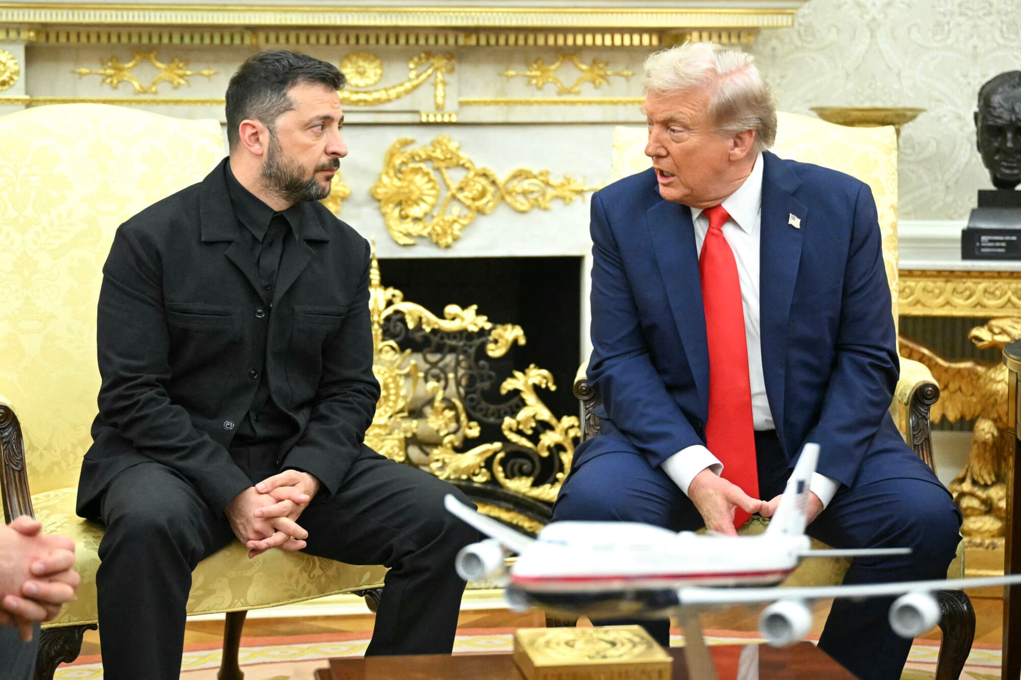 El presidente ucraniano, Volodímir Zelenski y el presidente estadounidense, Donald Trump, participan en una reunión en la Oficina Oval de la Casa Blanca el 18 de agosto de 2025. (Mandel Ngan/AFP vía Getty Images)