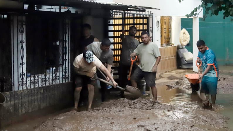 Sheinbaum reporta 160 comunidades incomunicadas por las lluvias en México
