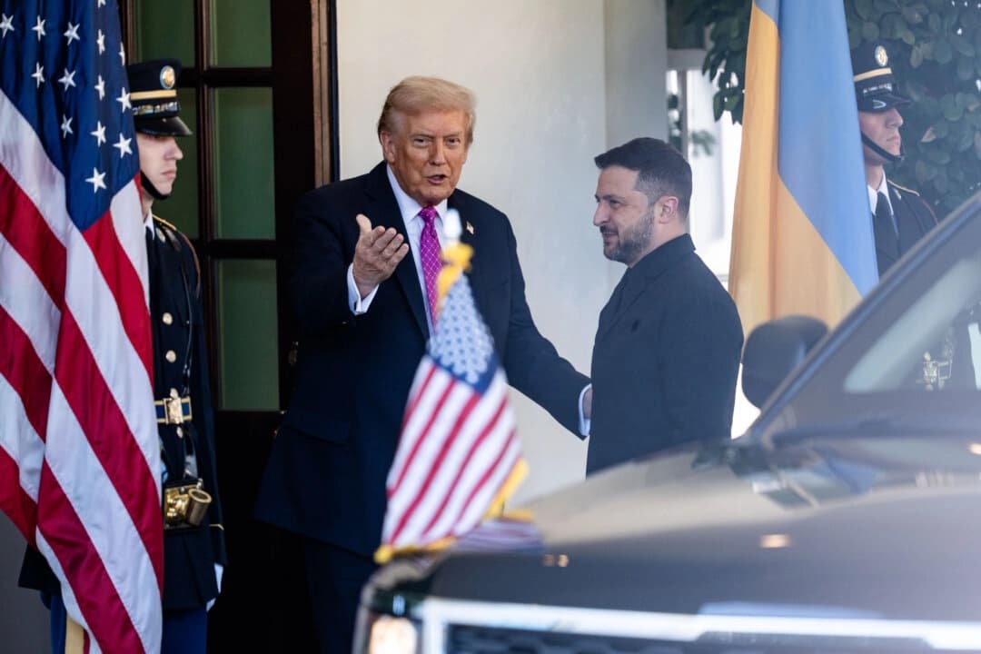 El presidente de Estados Unidos, Donald Trump, saluda al presidente de Ucrania, Volodimir Zelenski, en la Casa Blanca en Washington, el 17 de octubre de 2025. (Madalina Kilroy/The Epoch Times)