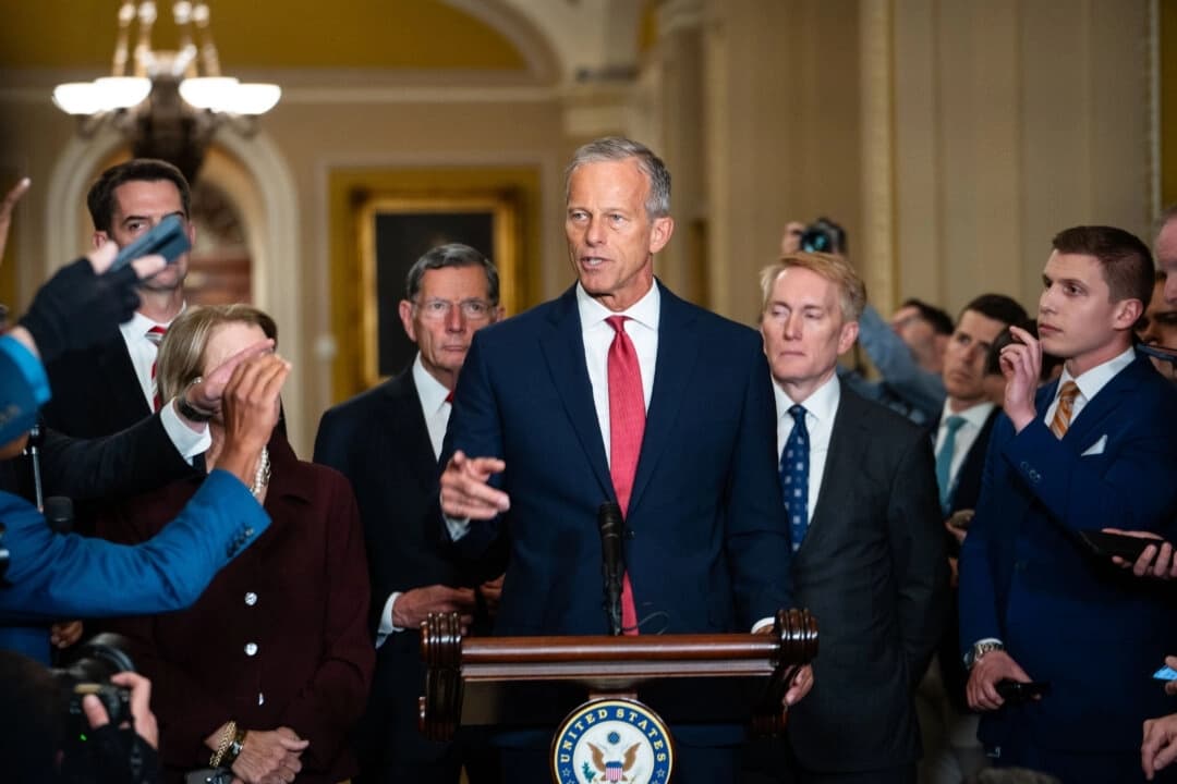 El líder de la mayoría del Senado, John Thune (R-S.D.), acompañado por otros senadores republicanos, habla con los periodistas mientras el gobierno está al borde del cierre debido al enfrentamiento partidista, en el Capitolio, en Washington, el 30 de septiembre de 2025. (Madalina Kilroy/The Epoch Times)