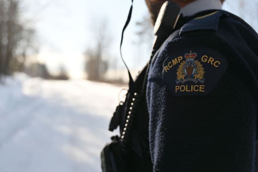 El cabo Keven Rouleau, de la Real Policía Montada de Canadá, patrulla la frontera entre Canadá y Estados Unidos, cerca de la ciudad fronteriza de Stanstead, Quebec, Canadá, el 30 de enero de 2025. (DAPHNE LEMELIN/AFP vía Getty Images)