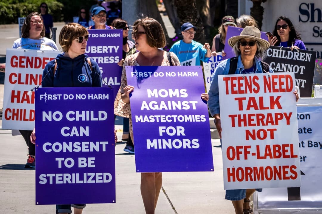 Defensores de la detransición protestan frente a la conferencia anual de la Sociedad de Endocrinología Pediátrica en San Diego el 6 de mayo de 2023. Los testimonios de especialistas en ética médica, denunciantes y personas que han abandonado la transición llevaron a la Comisión Federal de Comercio a iniciar en julio una investigación pública para determinar si los consumidores, especialmente los menores de edad, resultaron perjudicados por las intervenciones relacionadas con la transexualidad. (John Fredricks/The Epoch Times)