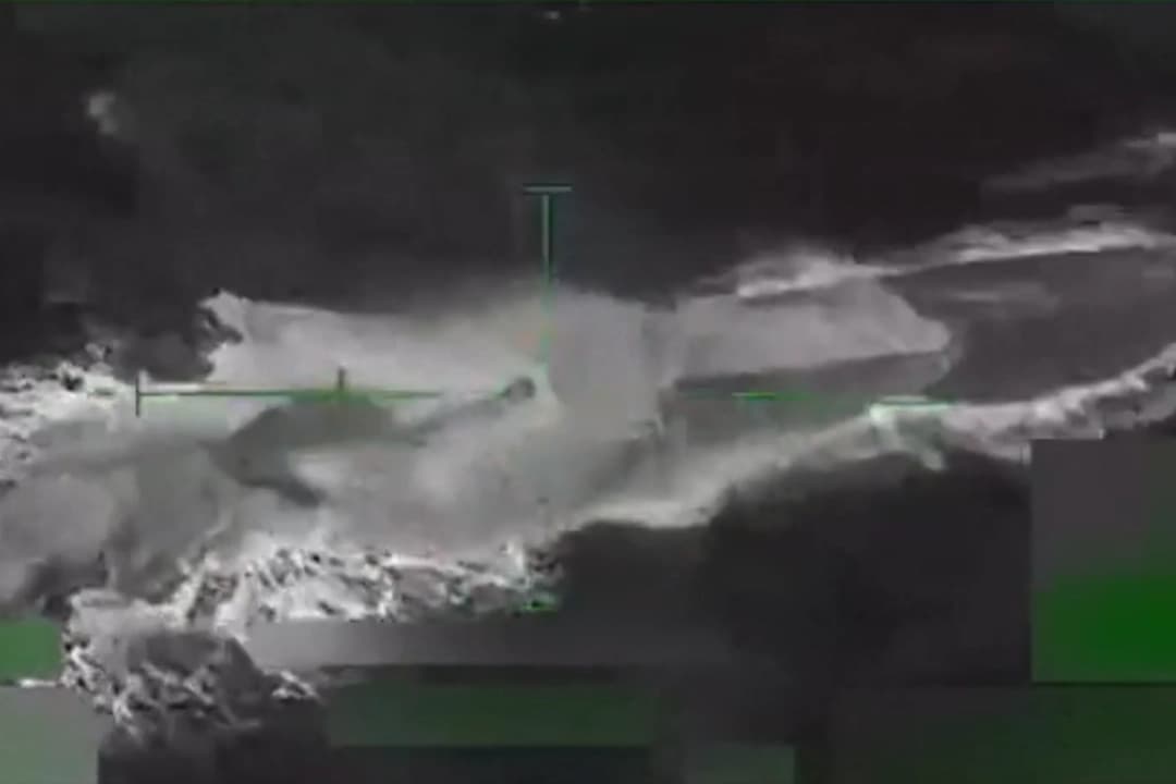 Captura de pantalla del momento previo a un ataque militar estadounidense contra un sumergible sospechoso de transportar narcóticos en el Mar Caribe, el 16 de octubre de 2025. (@realDonaldTrump vía Truth Social)
