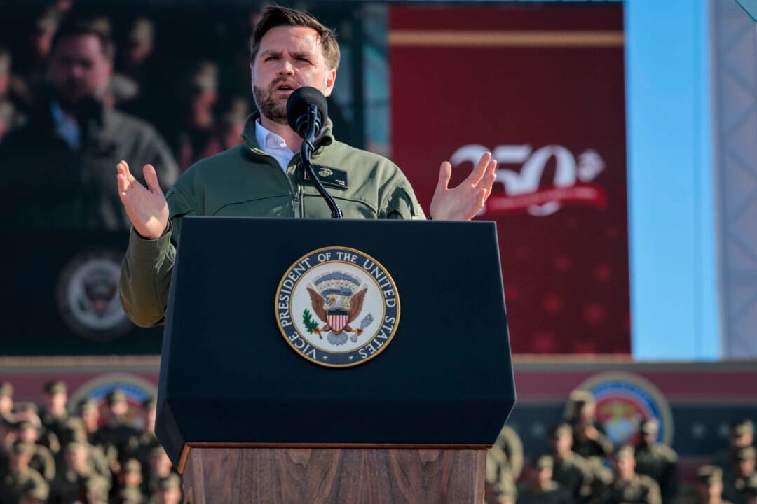 El vicepresidente JD Vance habla en la celebración del 250 aniversario del Cuerpo de Marines de los Estados Unidos en la base del Cuerpo de Marines de Camp Pendleton en Oceanside, California, el 18 de octubre de 2025. (Mario Tama/Getty Images)