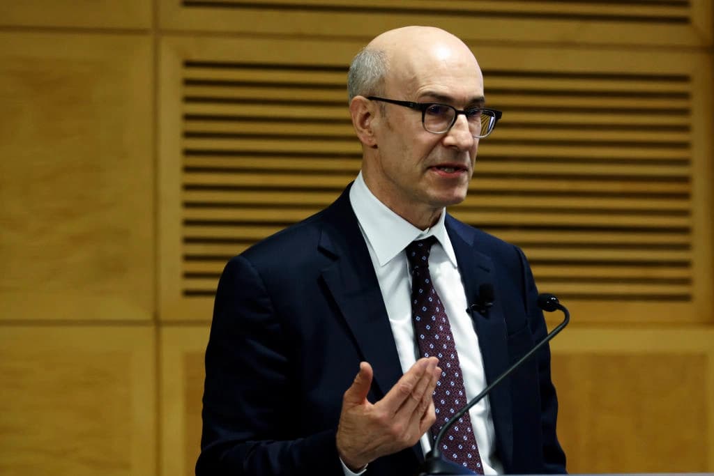 China podría socavar su propio monopolio de tierras raras, advierte ex economista del FMI