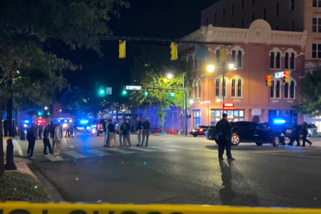 La escena tras el tiroteo en el centro de Montgomery, Alabama, el 5 de octubre de 2025, en una imagen fija del vídeo. (WSFA vía AP)