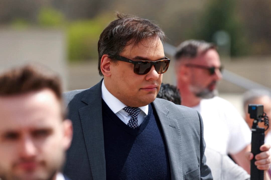 George Santos, quien fue expulsado de la Cámara de Representantes de Estados Unidos, al salir de la Corte Federal de Central Islip, tras la audiencia por sus cargos de corrupción en Nueva York, el 25 de abril de 2025. (Shannon Stapleton/Reuters)