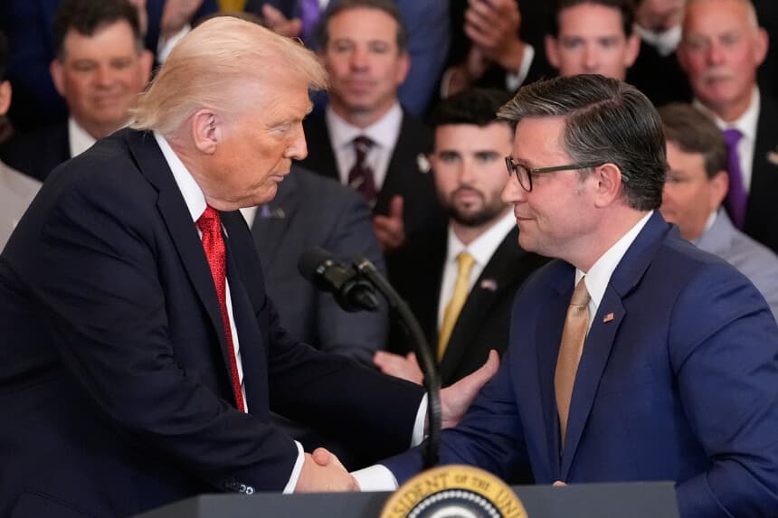 El presidente Donald Trump estrecha la mano del presidente de la Cámara de Representantes, Mike Johnson, de Luisiana, durante un acto de bienvenida a los equipos de béisbol campeones nacionales de la LSU y la LSU-Shreveport de 2025 en el Salón Este de la Casa Blanca, el 20 de octubre de 2025, en Washington. (Alex Brandon/AP Photo).