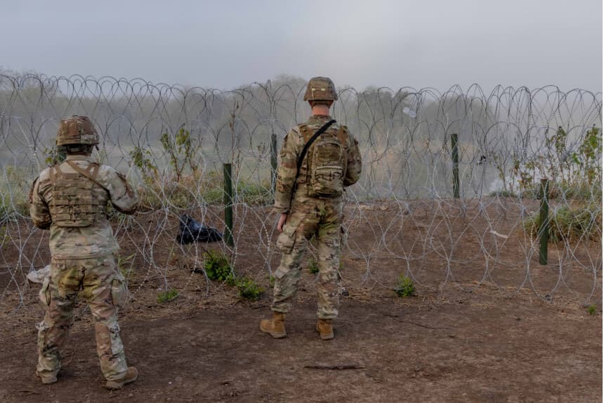 Soldados estadounidenses vigilan un conocido punto de cruce fronterizo a lo largo del Río Grande en Brownsville, Texas, el 25 de febrero de 2025. (Sargento de primera clase Andrew Sveen/Ejército de los Estados Unidos).
