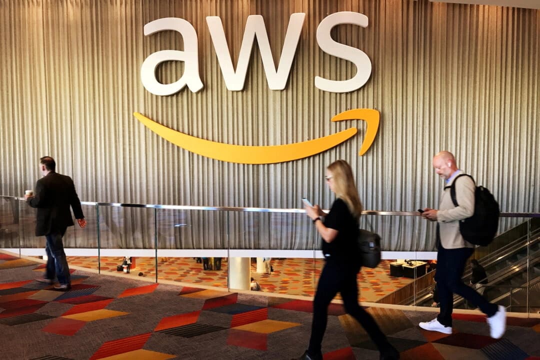 Los asistentes a la conferencia anual de computación en la nube de Amazon.com Inc. pasan junto al logotipo de Amazon Web Services en Las Vegas, Nevada, el 30 de noviembre de 2017. (Salvador Rodríguez/Reuters)