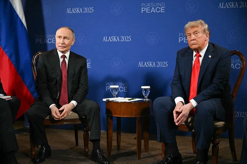 El presidente estadounidense Donald Trump y el presidente ruso Vladimir Putin se reúnen durante una cumbre entre Estados Unidos y Rusia sobre Ucrania en la Base Conjunta Elmendorf-Richardson en Anchorage, Alaska, el 15 de agosto de 2025. (ANDREW CABALLERO-REYNOLDS/AFP vía Getty Images)