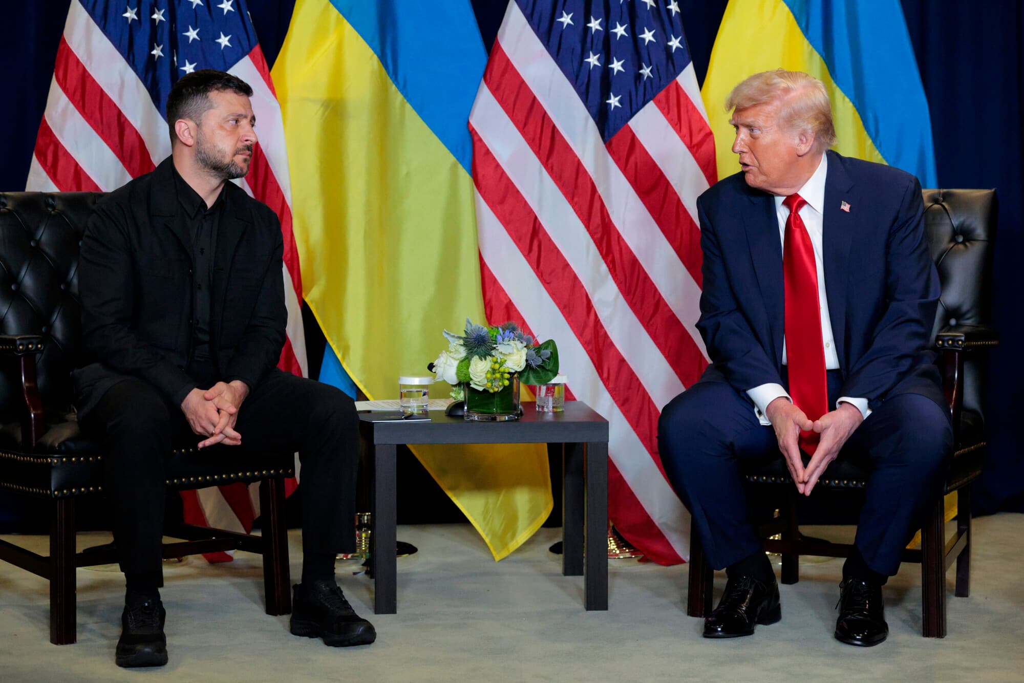 El presidente de Estados Unidos, Donald Trump (derecha), habla durante una reunión bilateral con el presidente de Ucrania, Volodímir Zelenski, en la 80.ª sesión de la Asamblea General de las Naciones Unidas (AGNU) en la sede de las Naciones Unidas, en la ciudad de Nueva York, el 23 de septiembre de 2025. (Chip Somodevilla/Getty Images)