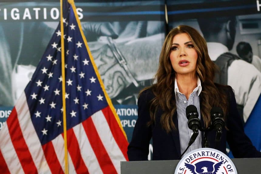 La secretaria del Departamento de Seguridad Nacional, Kristi Noem, habla durante una rueda de prensa en un edificio federal en Bradenton, Florida, el 20 de octubre de 2025. (Octavio Jones/Getty Images).
