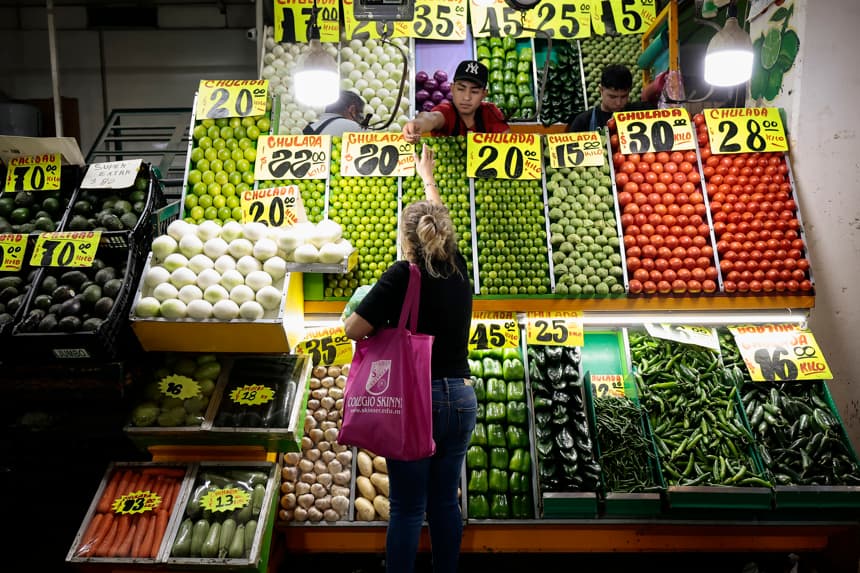 Una persona compra en un puesto de verduras en la Central de Abasto de la Ciudad de México (Imagen de archivo. EFE/ José Méndez)