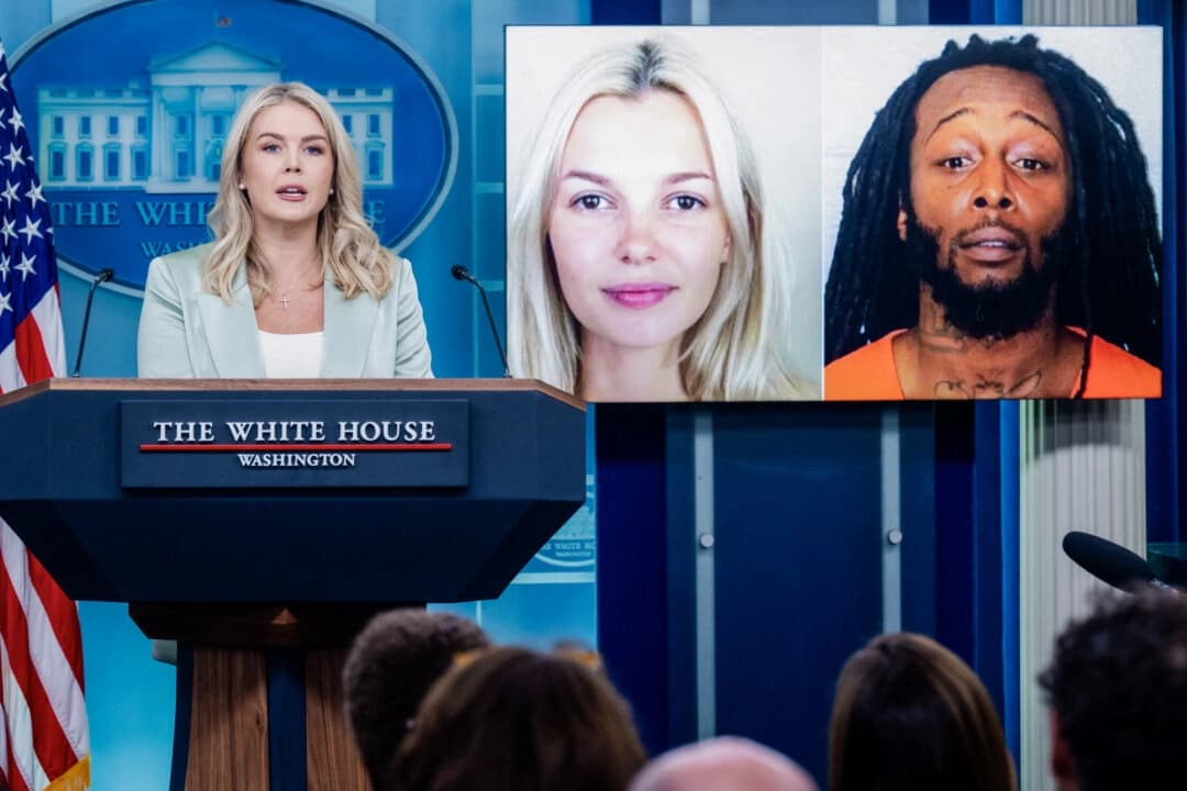 La secretaria de prensa de la Casa Blanca, Karoline Leavitt, habla junto a las fotos de la refugiada ucraniana Iryna Zarutska y el acusado Decarlos Brown Jr. en la Casa Blanca el 9 de septiembre de 2025. (Saul Loeb/AFP a través de Getty Images)