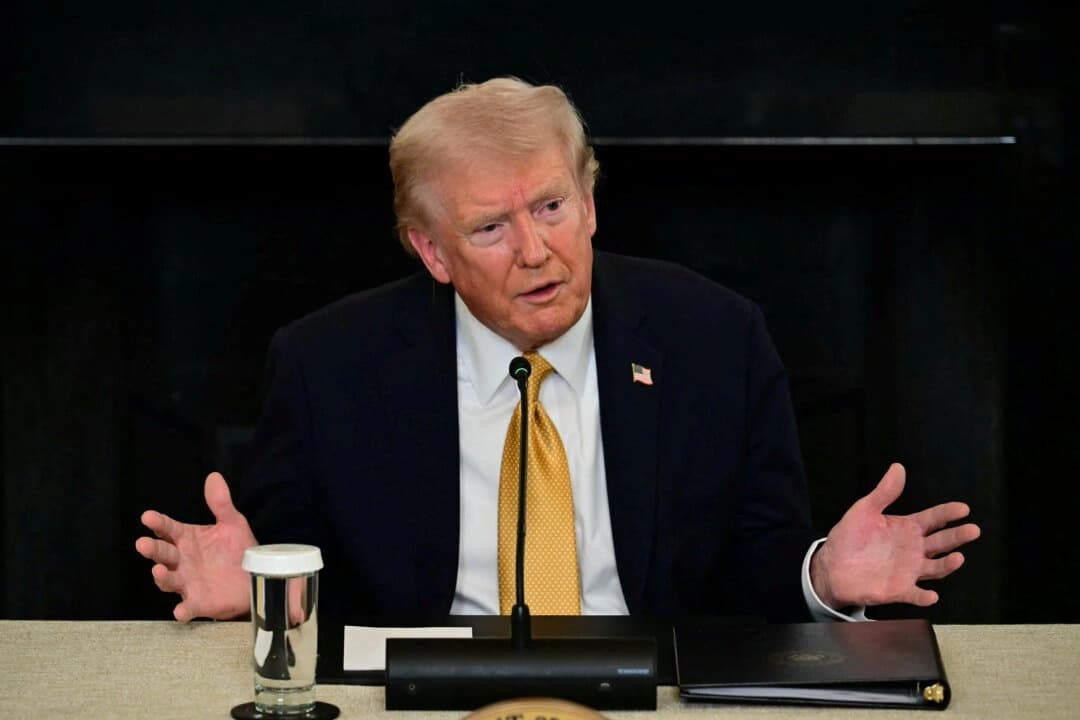 El presidente de Estados Unidos, Donald Trump, habla durante una mesa redonda sobre las fuerzas del orden en el Comedor de Estado de la Casa Blanca en Washington, el 23 de octubre de 2025. (Jim Watson/AFP vía Getty Images)