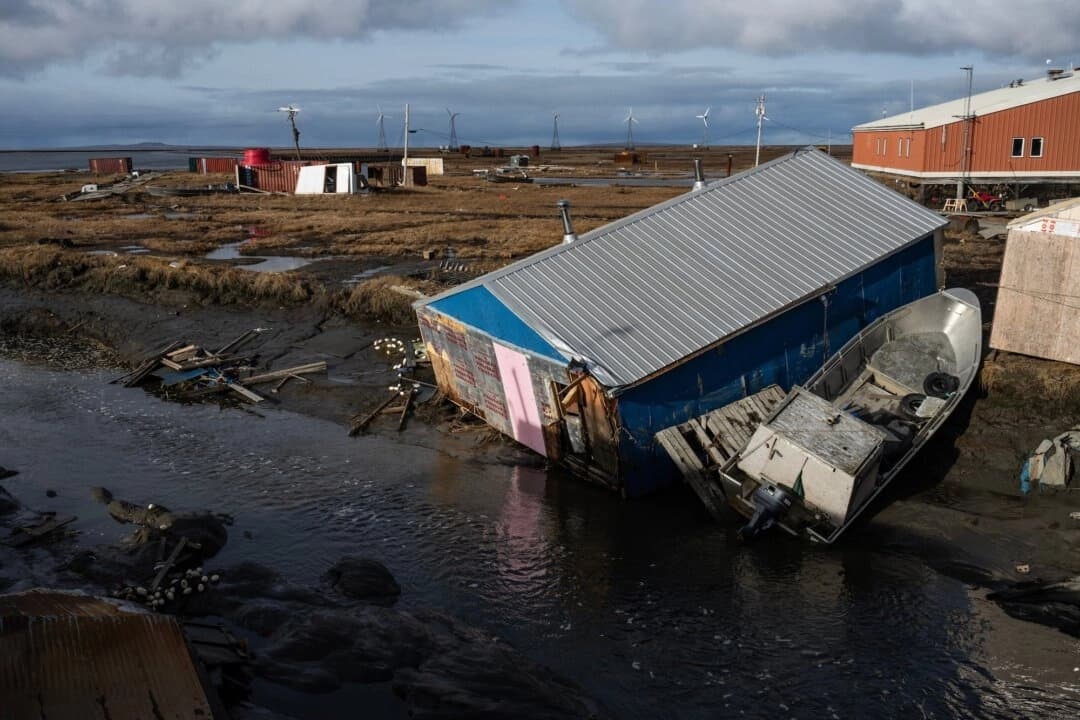 Una vivienda dañada tras el paso del tifón Halong, en Kipnuk, Alaska, el 17 de octubre de 2025. (Marc Lester/Anchorage Daily News vía AP)