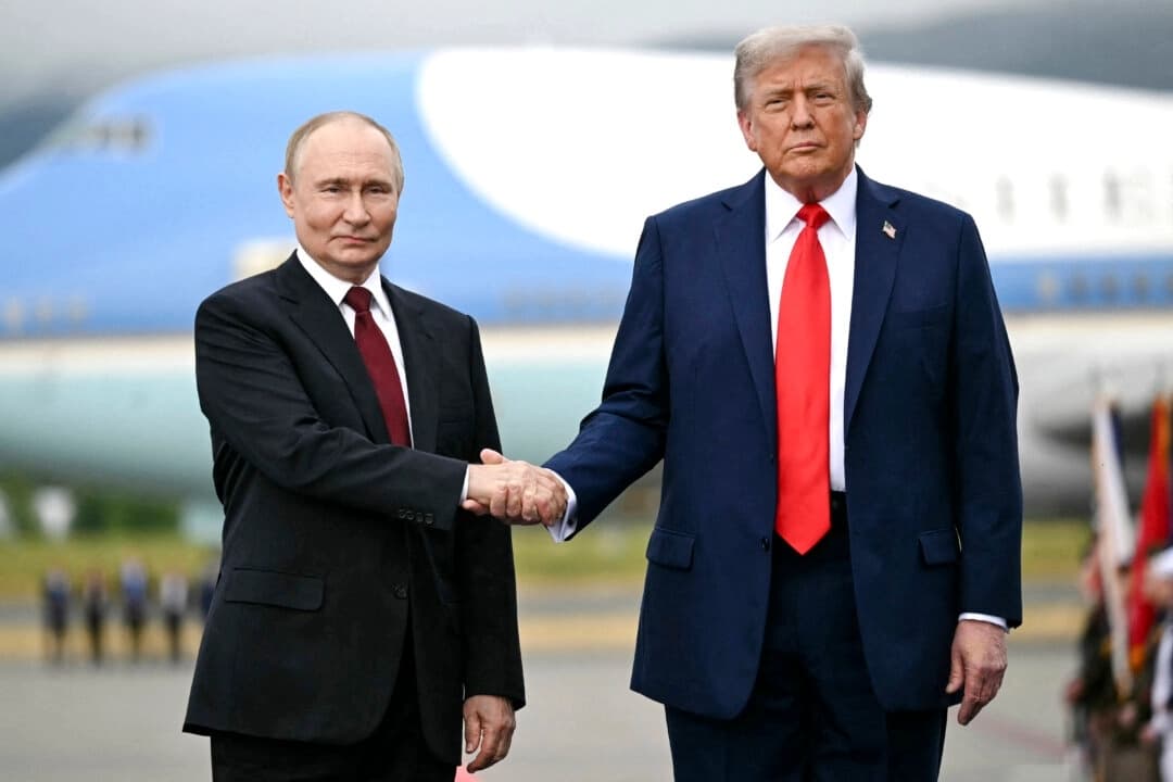 El presidente de Estados Unidos, Donald Trump, saluda al presidente ruso, Vladimir Putin, en la pista de aterrizaje tras su llegada a la Base Conjunta Elmendorf-Richardson en Anchorage, Alaska, el 15 de agosto de 2025. (Andrew Caballero-Reynolds/AFP vía Getty Images)