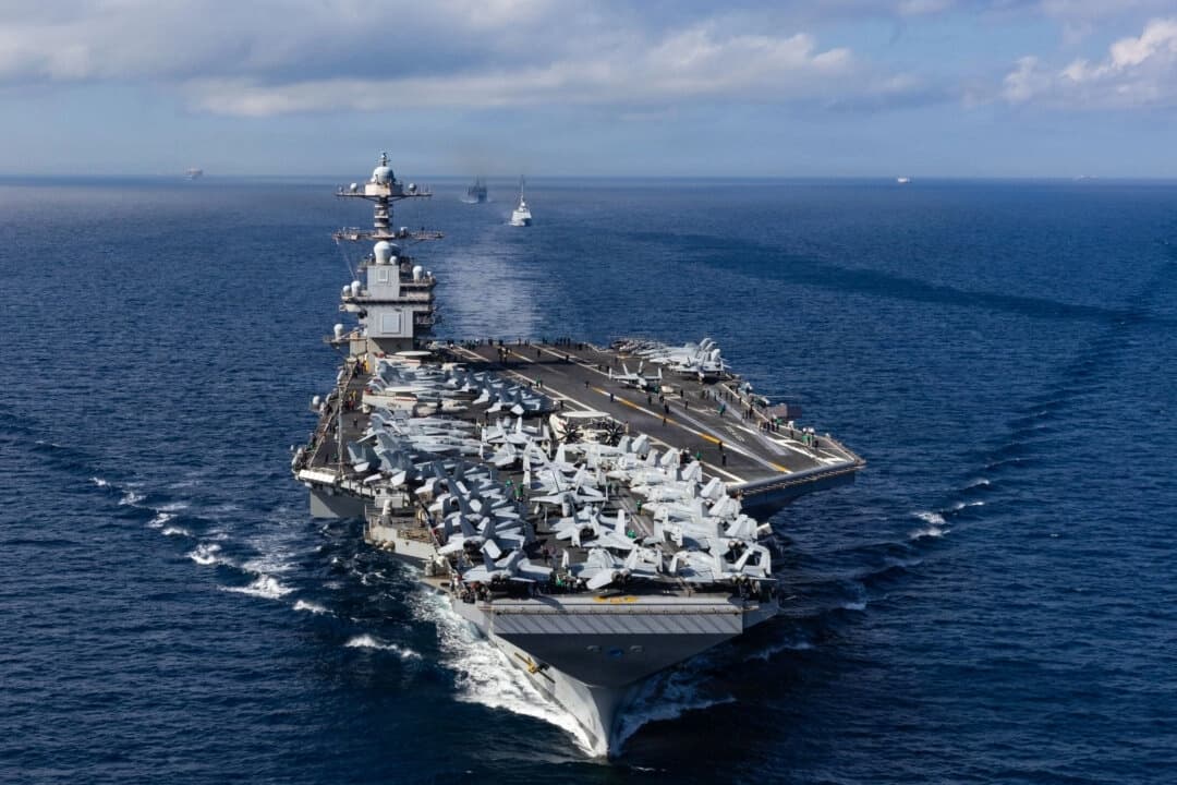 El portaaviones más grande del mundo, el USS Gerald R. Ford (CVN 78), en el estrecho de Gibraltar el 1 de octubre de 2025. (Marinera aprendiz Alyssa Joy/Marina de los Estados Unidos)