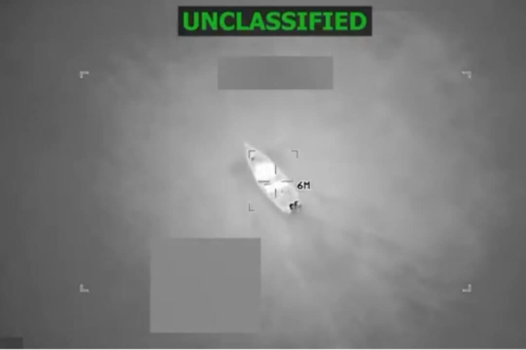 Una captura de pantalla muestra el momento previo a un ataque militar estadounidense contra un buque sospechoso de transportar narcóticos a través de aguas internacionales cerca de Venezuela, publicada por el Secretario de Guerra Pete Hegseth, el 24 de octubre de 2025. (Secretario de Guerra Pete Hegseth vía X)