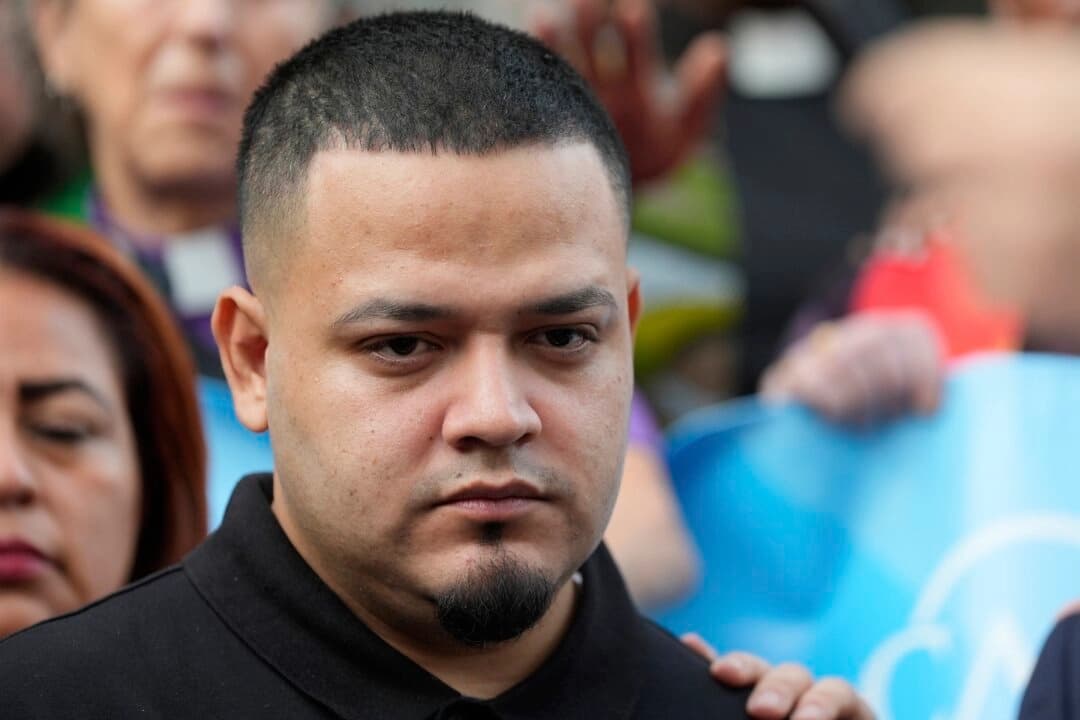 Kilmar Abrego García se une a sus seguidores en una manifestación de protesta frente a la oficina local del Servicio de Inmigración y Control de Aduanas en Baltimore el 25 de agosto de 2025. (Stephanie Scarbrough/Foto de AP)